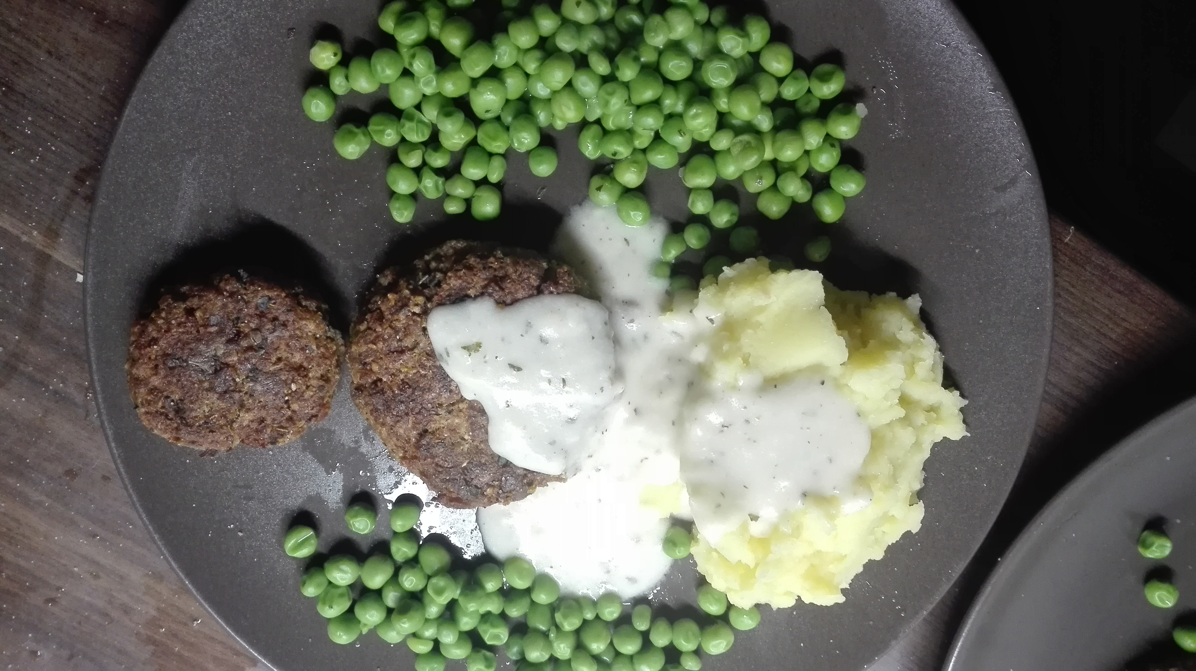 Faschierte Laibchen mit Erbsen und Püree