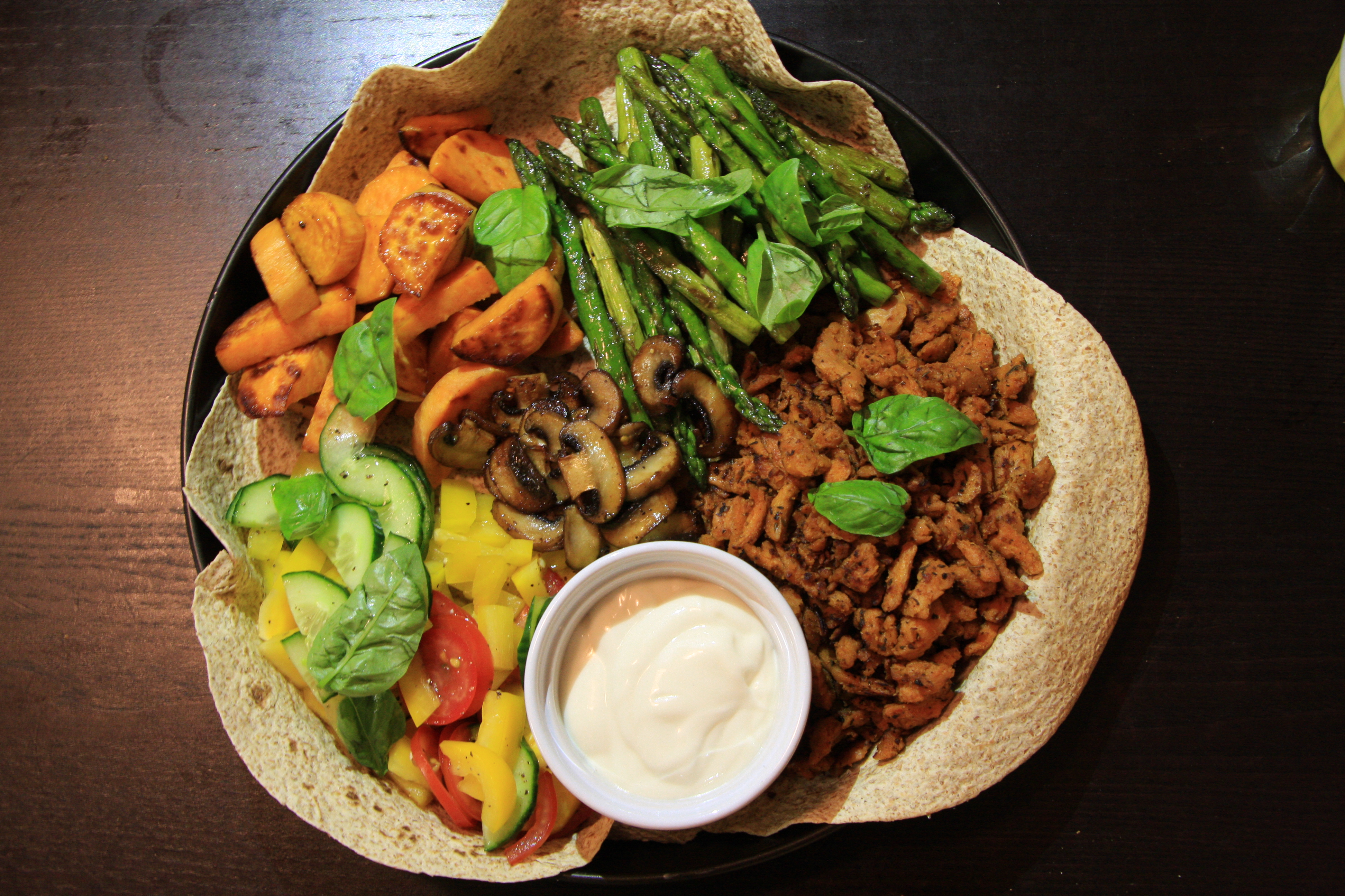 Bowl mit Spargel und Süßkartoffel